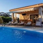 Beti With Heated Pool بيت للعطل فرسي