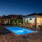 Beti With Heated Pool بيت للعطل *