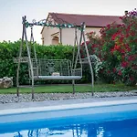 Beti With Heated Pool بيت للعطل