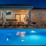 Beti With Heated Pool بيت للعطل *