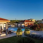 Beti With Heated Pool بيت للعطل *