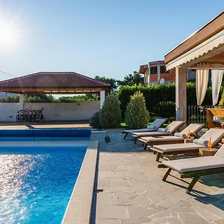 펜션 Beti With Heated Pool *
