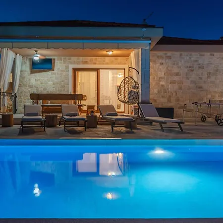 Beti With Heated Pool 펜션 *