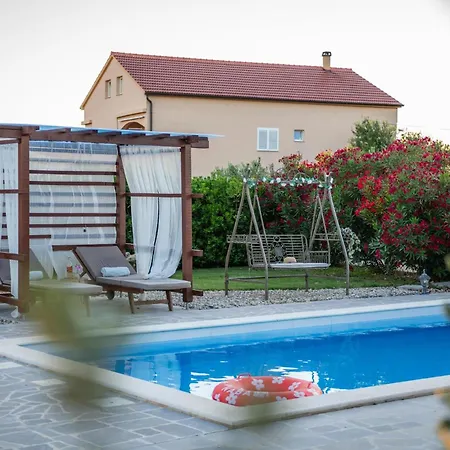 펜션 Beti With Heated Pool 브르시
