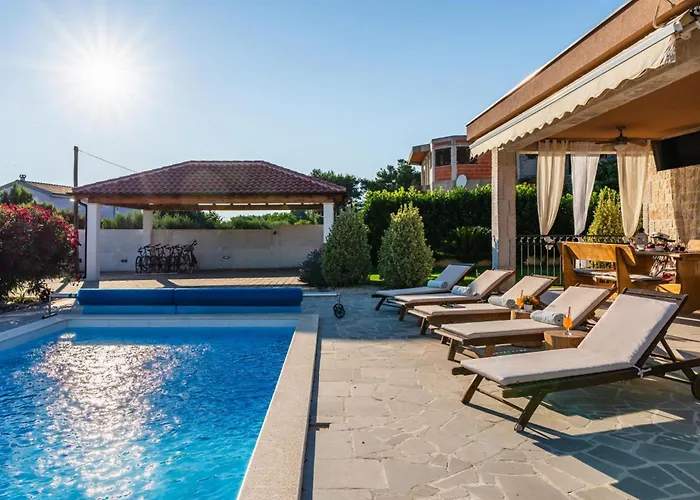 Hébergement de vacances Beti With Heated Pool *
