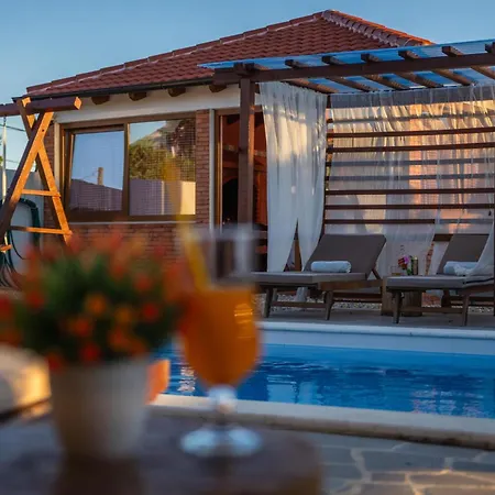 Beti With Heated Pool