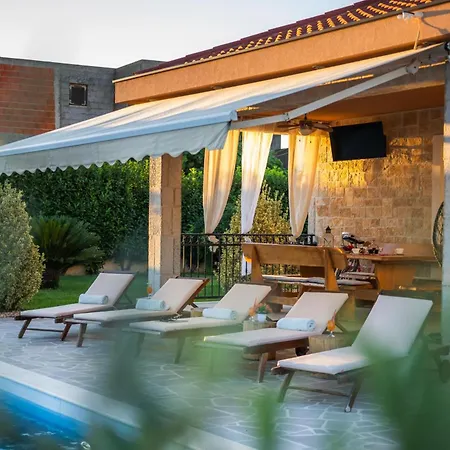Beti With Heated Pool